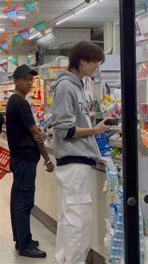 แต่งตัวสวนทางกับฤดูกาลและเทศกาลสงกรานต์บ้านเรามาก😂