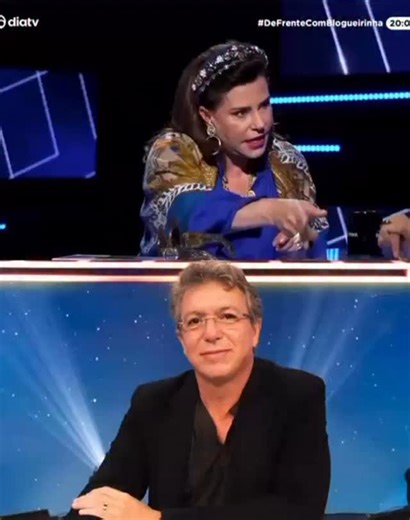 Narcisa disparou críticas contra Boninho ao participar do #DeFrenteComBlogueirinha nesta segunda-feira (10). Os dois foram casados por três anos e têm uma filha juntos. Segundo a socialite, o diretor seria um pai ausente. Ela afirmou ainda que Boninho não ajudou a filha após um problema com o carro e não a parabenizou pela aprovação na “Kings University”. “Ele só gosta da outra filha”, declarou. (📹: @diatv/ Globo; Marcos Rosa) | Hugo Gloss