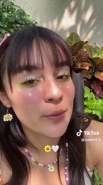 Tutorial de Maquillaje Hippie: Brilla con Colores Vibrantes