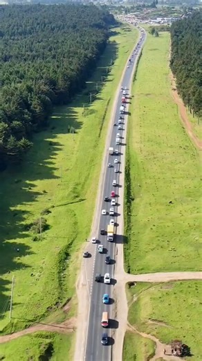 Sur la route à votre droite, le chauffeur du premier véhicule a une vision similaire au leadership actuel à la tête de la RDC. S’entêter à nous conduire comme tête de file dans un cortège qui n’avance pas à cause de lui alors que la route est grandement ouverte. Il n’y aura pas de troisième mandat même si le pays n’est pas réunifié à la date des élections. Nous pouvons aller aux élections sans Goma et Bukavu sans que cela ne soit une violation de la Constitution. Le pays est par terre. En mode d