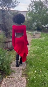 Comment porter la robe rouge en restant chic et tendance ? On parle souvent de l’incontournable petite robe noire qui est indispensable dans le dressing de n’importe quelle #femme, tout comme la petite #robe blanche, idéale pour les jours d’été. Ces deux couleurs n’ont plus rien à prouver pour être bien loties dans le cœur des femmes. Mais la robe rouge dans tout ça ? Le rouge est la #couleur de la féminité, mais aussi le symbole de la passion, ce qui la place sur la troisième marche du podium d