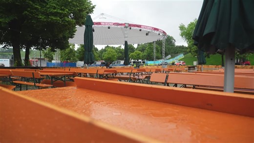 2.1K views | Olympia Fan Zone - Bundeskanzler stattet Besuch ab Public Viewing unter dem längsten Zeltdach der Welt – und das nicht irgendwo, sondern in unserem München. Darauf dürfen sich alle Fußball Fans bei dieser Fußball Europameisterschaft freuen. Denn der Olympiapark bietet als Zentrum für Fans eine riesige Fanmeile an. Mit Fotospots, Workshopangeboten und einer Essensmeile. Vorab hat sich Deutschlands Bundeskanzler schonmal ein Bild gemacht. | münchen.tv | Facebook