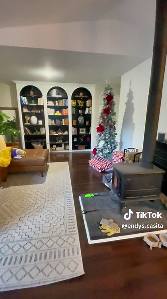 Modern Mexican Home Design 🌵❤️‍🔥🌹✨ #kitchendesign #kitchendecor #mexicankitchendecor #spanishinteriors #spanishhomes #mexicaninspired #cocinamexicana #suenoamericano #cocinabonita #latinasbelike #latinakitchen #latinainteriordesign #mexicaninteriordesigner #homemakeover #kitchenmakeover #kitchendream #mydreamkitchen #smallkitchen #brightkitchencabinets #kitchenremodel #latinacteators #latinacommunity #cancionesromanticas #mexicantiktok #latinainteriordesign #hispanictiktok #latinotiktok #casa