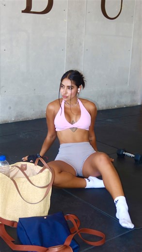 Daniela antury on Instagram: "💪🏼💕🥥🌊 New routine same habits 🫶🏼 #gymlove #gymworkout #balilife"