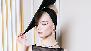 Anya Taylor-Joy dévoile sa poitrine avec subtilité dans une mini-robe transparente - Grazia