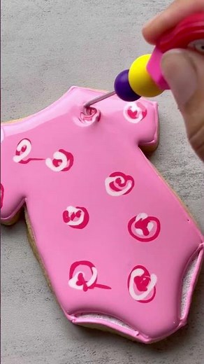 Decorating a Onesie Cookie with Wet-On-Wet Rose Pattern