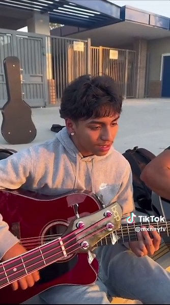 Esta Dañada #estadanada #ivancornejo #music #musica #guitarra #guitar #bajoloche #tocada #school #guitarracover #12string #takamine #fender #california #mexico #foryourpage #viral #fyp #regionalmexicano #corridos #corridostumbados