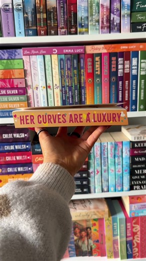 How stunning is this sprayed edge edition of Last on the List by Amy Daws 😍 If you're obsessed with rules... and breaking them, you'll love this: 🩷 Millionaire CEO Boss 🩷 Single dad x Nanny 🩷 Rowdy brothers 🩷 Opposites attract 🩷 Forbidden Romance Book overview: From TikTok sensation Amy Daws comes a new deluxe paperback edition of her fan-favorite Wait With Me series, featuring adorable sprayed edges and all-new bonus chapters! Only a bad nanny knows what it’s like to kiss the boss. CEO mi