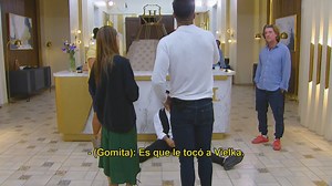 Silverio llegó con la espada 🗡️ desenvainada con Gomita por ser el gerente 🫡, ¿será por eso o por otra cosa? 🤫 #HotelVIPMX de lunes a jueves por #El5. 🏨 | Hotel VIP