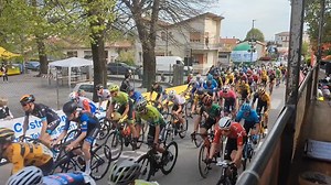 #GirodelBelvedere. Kilómetro 84. Ocho ciclistas al frente con 1'49" sobre el pelotón principal: Guerra (18), Bortoluzzi (56), Agostini (66), Bonaldo (71), Nieri (82), Remkhe (91), Vargas (105) y Pezzo (165). [️ RCI Radio Cronaca E-U23] #EOLOKOMETACyclingTeam #EquipoSub23 | Eolo-Kometa Cycling Team Development | Facebook
