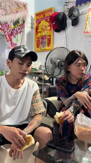 Casual Dining with Tấn Tài: A Fun Interaction