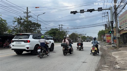 Đồng Nai: Đèn giao thông tại ngã 3 Thiện Tân "đánh đố" tài xế. Nhiều tài xế lưu thông qua khu vực ngã 3 đường Thiện Tân (huyện Vĩnh Cửu cũ) tỉnh Đồng Nai, đang rơi vào tình huống dở khóc dở cười khi hệ thống đèn tín hiệu tại đây thường xuyên "tắt lịm" lúc chuyển sang đỏ, gây mất an toàn giao thông. Theo ghi nhận 27-2, tại nút giao giữa đường Thiện Tân và ĐT768 (huyện Vĩnh Cửu cũ), hệ thống đèn tín hiệu hướng đi Biên Hòa và Trị An đang gặp sự cố. Thay vì hiển thị đèn đỏ để dừng phương tiện, cột đ