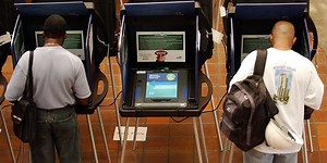 米国・民主主義を支える自動投票機の脆さ