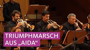 Verdis "Triumphmarsch" aus der Oper "Aida" ist wohl einer der berühmtesten Märsche überhaupt und voller Trompetenfanfaren. Die für 1870 geplante Uraufführung in Kairo musste aber verschoben werden, Verdi war noch nicht ganz fertig. Noch mehr italienische Prachtmusik: https://www1.wdr.de/orchester-und-chor/funkhausorchester/konzerte/wunderschoen-italien-106.html | WDR Funkhausorchester