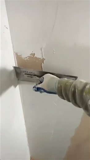 🧱🔧 Smooth Wall Plastering Technique Using Trowel and Joint Compound