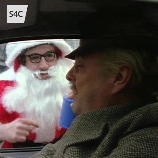 812 reactions · 245 shares | "Santa blwmin Clôs, ar f'enaid i!"  Christmas eve comedy - sorted! Midffîld: Y Mwfi  Noswyl Nadolig ar S4C, S4C Clic a BBC iPlayer. | S4C | Facebook