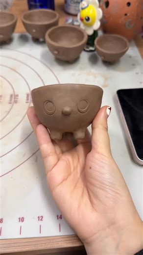 The Midori House on Instagram: "handbuilding 101 : the pinch pot . today we sculpt a tiny planter using the pinch pot method (the only method you need, trust) . #handbuiltceramics #arttutorials✏️🎨 #easycrafts #airdryclayideas"
