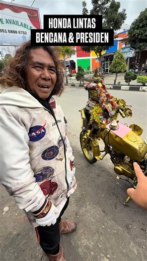 Galerikopigayo on Instagram: "Generasi lintas bencana dan lintas presiden ,motor dengan cat emas yang selalu mampir di sudut sudut kota takengon , yang juga menjadi simbol tokoh sultan takengon dengan motor berlapis emas. 🤣🤣"