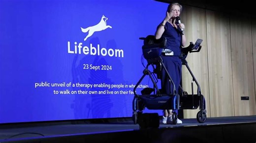 Cet exosquelette roulant permet de remarcher