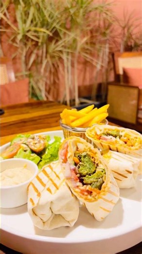 Pure veg goodness at The Dreaming Tree, HSR Layout | Paneer Poppers, Moong Dal Dosa & Hummus Wrap