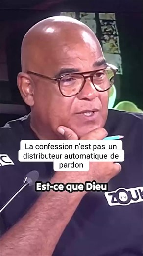 Saviez-vous que la grâce de Dieu n'est pas un simple code PIN pour une machine ? 🤯 L'authenticité du regret face au prêtre est cruciale, bien plus qu'une simple formalité. On explore pourquoi un acte forcé ou un demi-aveu n'apporte pas le pardon, et comment reconnaître les suggestions diaboliques qui sèment le doute. Un éclairage puissant sur l'engagement total requis pour la réconciliation et la profondeur spirituelle nécessaire à celui qui reçoit les confessions. C'est loin d'être automatique