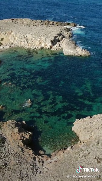 Si te gusta hacer snorkel 🤿 debes visitar Ses Olles de Son Parc, un lugar mágico para bucear🐠 Te dejamos la explicación de como llegar en el blog ➡️www.discoverymenorca.com • #menorca #aguasturquesas #sonparc #playasturquesas #snorkel #snorkeling #snorkelmenorca #sesolles #sonparc #playasparadisiacas #menorcaparadise #menorcaisland #dronephotography #islasbaleares #calasmenorca #minorque #minorca #calas #visitmenorca #visitspain