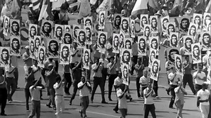 La muerte, la imagen y el mito del líder revolucionario Ernesto “Che” Guevara se retratan en este documental del cineasta francés Tancrède Ramonet a través de las anécdotas más significativas de su vida y entrevistas con quienes lo rodeaban.🎥 A 91 años de su natalicio: «Che Guevara. El nacimiento de un mito». 📺14 de junio, 11:00 y 19:30 h. 🔁Repetición: sábado 15 de junio, 15:00 h. | TVUNAM