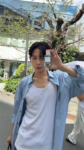 島村雄大 on Instagram: ". CLEAN いつも愛用しているCLEANのリザーブ H2オー から新たな香りのエメラルド オアシス オードパルファムが登場 H2オーはアルコールが含まれてないウォーターベースのフレグランスだから肌に優しく、 地球環境や社会に配慮して生み出されたフレグランスコレクションです。 新作のエメラルド オアシスはみずみずしい柑橘の爽やかさがあってリラックスできる香り。 今回僕が選んだのはクリーン リザーブ H2オー エメラルド オアシス オードパルファムと クリーン リザーブ H2オー アンバーカシミヤ オードパルファムです。 香水が初めてな人でも纏いやすい香りばかりなので是非試してみてください🫶 @jardindesparfums_ #PR #クリーンリザーブH2オー #cleanh2eau #エメラルドオアシス #ジャルダンデパルファム #myclean"