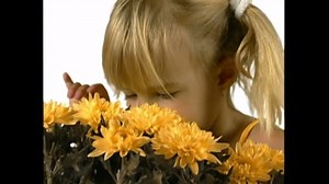 Tu Bebe está descubriendo los colores? 󾠨 Muéstrale este increíble vídeo realizado por Baby Einstein que junto a la música de Bethoven le ayudarán en la exploración del infinito mundo de los colores. | Tienda Infanti Chile