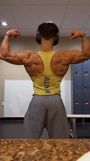 Rare Stringer Sighting: Bodybuilding Poses Showcase