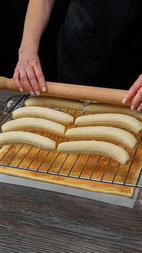 Schmackhaft.tv on Instagram: "Mit so einem Ergebnis hatte niemand gerechnet! Ein einfaches und schnelles Dessert aus Blätterteig. Zutaten Blätterteig: 600 g Zucker: 100 g Zimt: 3 g Bananen: 10 St Milch: 10 ml Soße Mehl: 5 g Eier: 1 St roter Apfel: 1 St Zitrone: 1 St Minze: 1 g Zusätzlich Backpulver: 10 g Wasser: 600 ml Mandarinen: 1 St schwarzer Tee: 5 g Nelken: 8 g Zimtstangen: 2 St Anis: 2 St Wasser: 600 ml Honig: 12 g"