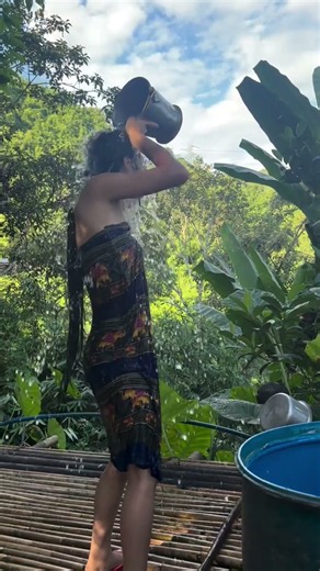 Beautiful Hmong Girl - Nkauj Hmoob Village life🌳🪵🎋desi bath 😉 #hmoob