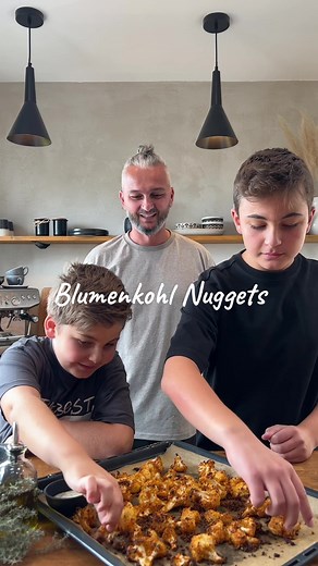 Blumenkohl Nuggets Eine geniale Idee, um Kindern Gemüse schmackhaft zu machen. Speicher es dir direkt ab ✅ und mach es definitiv nach. Alles was du brauchst: 1 Blumenkohl 1 Tüte Paprika, Chili Tortillas Olivenöl Honig Den Blumenkohl waschen und in mundgerechte Röschen teilen. Mit etwas Oliven und Honig marinieren. Die Tortillas zerkleinern, über die marinierten Röschen geben, vermengen und auf ein Backblech legen. Im vorgeheizten Ofen für ca. 20 Minuten bei 200 Grad Celsius Umluft backen. Lass e