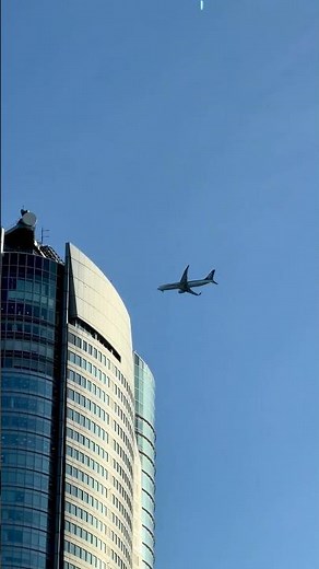 【都会の低空飛行】六本木ヒルズを掠めるANA B737 ANA284 TKS→HND ｜Insane City Low Pass! ANA Boeing 737 over Roppongi Tokyo