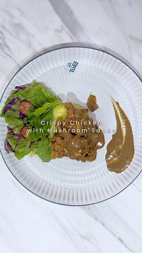 Savor our main course menu Crispy Chicken Mushroom Crispy breaded chicken, rich mushroom sauce, mashed potato and fresh side salad✨ Have you ever try it? 🤩 #LeTúsaSignature