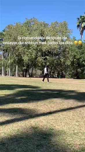 ya se pone a ensayar hasta en el parque😭 #fyp #escolta