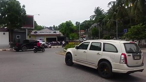 16K views · 181 reactions | Be careful when driving through Thai Roundabouts. Most times the Roundabout Rules do not apply. Also don't forget that a lot of Thais don't even have a licence and you are dealing with some foreigners that drive on the wrong side of the road.  | Thailand Travel | Facebook