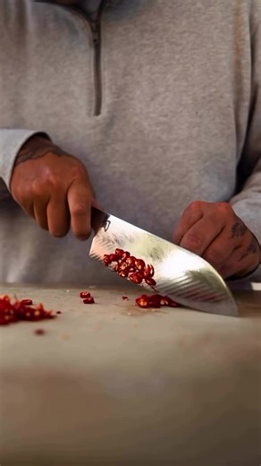 Love a rocking cut? So does this blade 🔪The Shun Dual Core Santoku features a slightly curved edge for smooth, controlled rockability on the board.