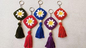 How to Crochet Daisy Keychains ¦ Easy Flower Tassel Keyring Tutorial
