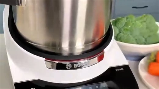 博世Cookit炒菜机是一款智能烹饪设备，凭借200℃高温爆炒、1000 智能菜谱和30合1多功能设计，成为厨房小白和烹饪爱好者的得力助手。__核心功能特点_