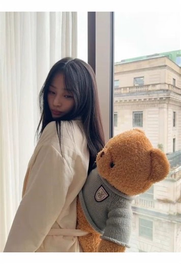 #MINJI | Hugging or posing is fine tho because imagine seeing yourself kissing a stranger and it’s made by AI generated imagines 🥹💔 #xybca #Kpop #hottake #kpopfyp
