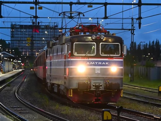 瑞典铁路当年给Amtrak试车的X995在瑞典牵引客车视频搬运～还和X2000同框哟～Amtrak train in Sweden 2025～轨道交通火车迷～