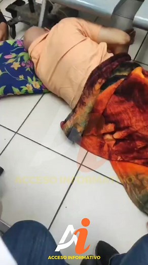 #LOÚLTIMO #accesonoticias Familiares de pacientes del IHSS en SPS denuncian que ha falta de camillas tienen a los enfermos en el piso. Estos han grabado videos donde se observa varias personas en el suelo y una de ellas colocándole un medicamento intravenoso. | Acceso Informativo HN