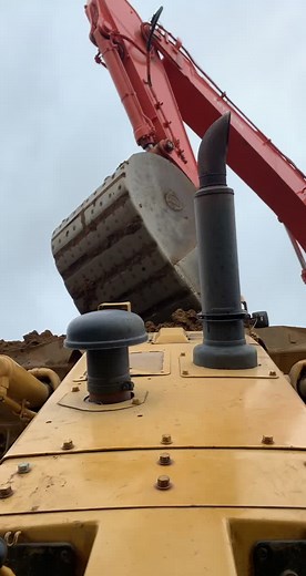 All about the angle of the dangle #KamtsuDozer #Hitachi350