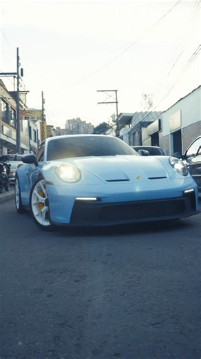 R2 Car Custom on Instagram: "Porsche GT3 992 forrado completo con vinilo color Baby Blue. Adicionalmente cambiamos el color de las costuras del interior por amarillo. Pintura de mordazas de freno amarillo. Pintura de rines blancos. Cambio de cinturones por color amarillo Polarizado nanocerámico Coating para proteger vinilo ¡Personaliza tu vehículo con R2 Car Custom!"