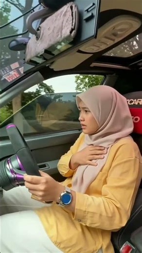 Hijab Woman Suffers Heart Attack While Driving a Car