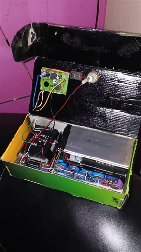 Cómo usar un protector 110V y cargador modificado para cargar banco de baterías 12V