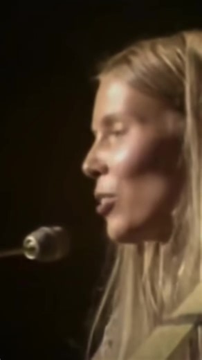 Joni Mitchell didn’t just play the guitar—she reinvented it. 🎶