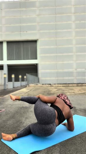 Training my hips for strength… the rest is future plans 😉#childsupport #corestrength #healthyhips #healthymen #painfreemovement