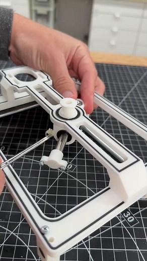 The Square Drawing Mechanism … Check out SOLIDWORKS for Makers in my profile and use code ENGINEEZY for 20% off @Dassault Systèmes ••• Rotating motion naturally makes circles but getting a mechanism to draw sharp 90° corners from a spinning motor is a bit more complicated. The secret is a sliding connector link driven by the motor, paired with an elastic that pushes the carriage on an x-y gantry to its extremes. The elastic is what forces the sharp corners instead of rounding them off. I Designe